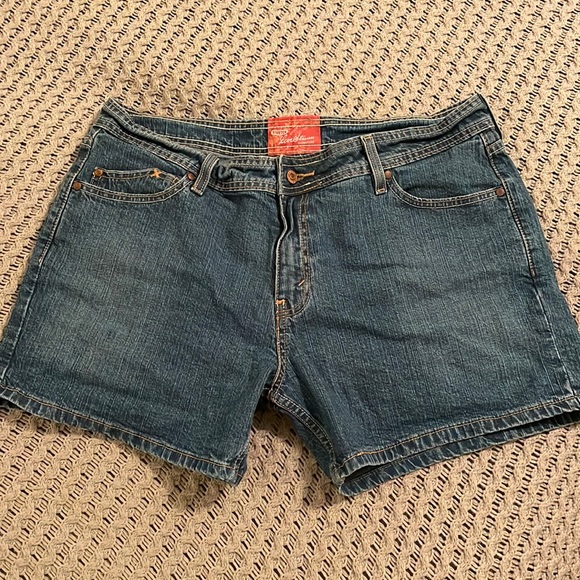 Signature by Levi Strauss Pants - Levi Strauss stretch shorts. Size Misses 16
